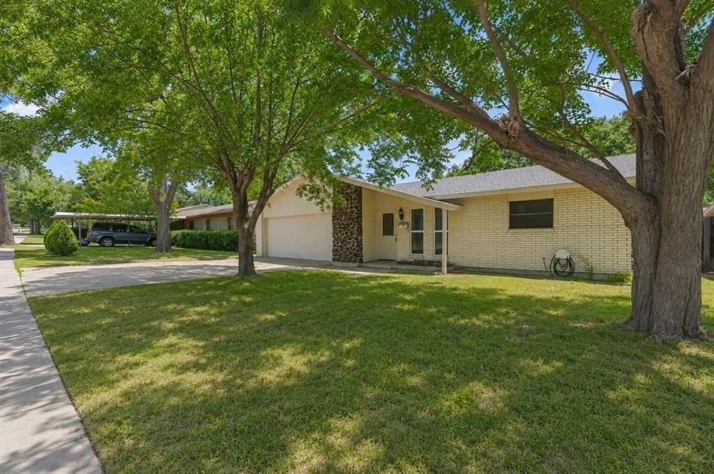4709 Fair Park Blvd - Photo 3 of 28