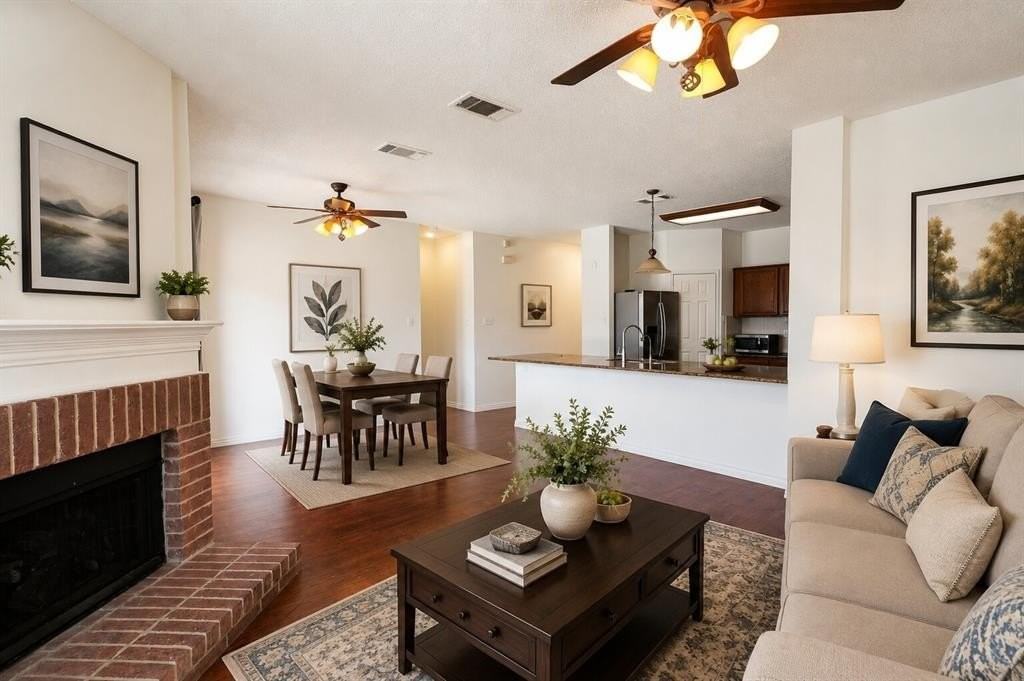 1202 Dorset Ct - Photo 4 of 13