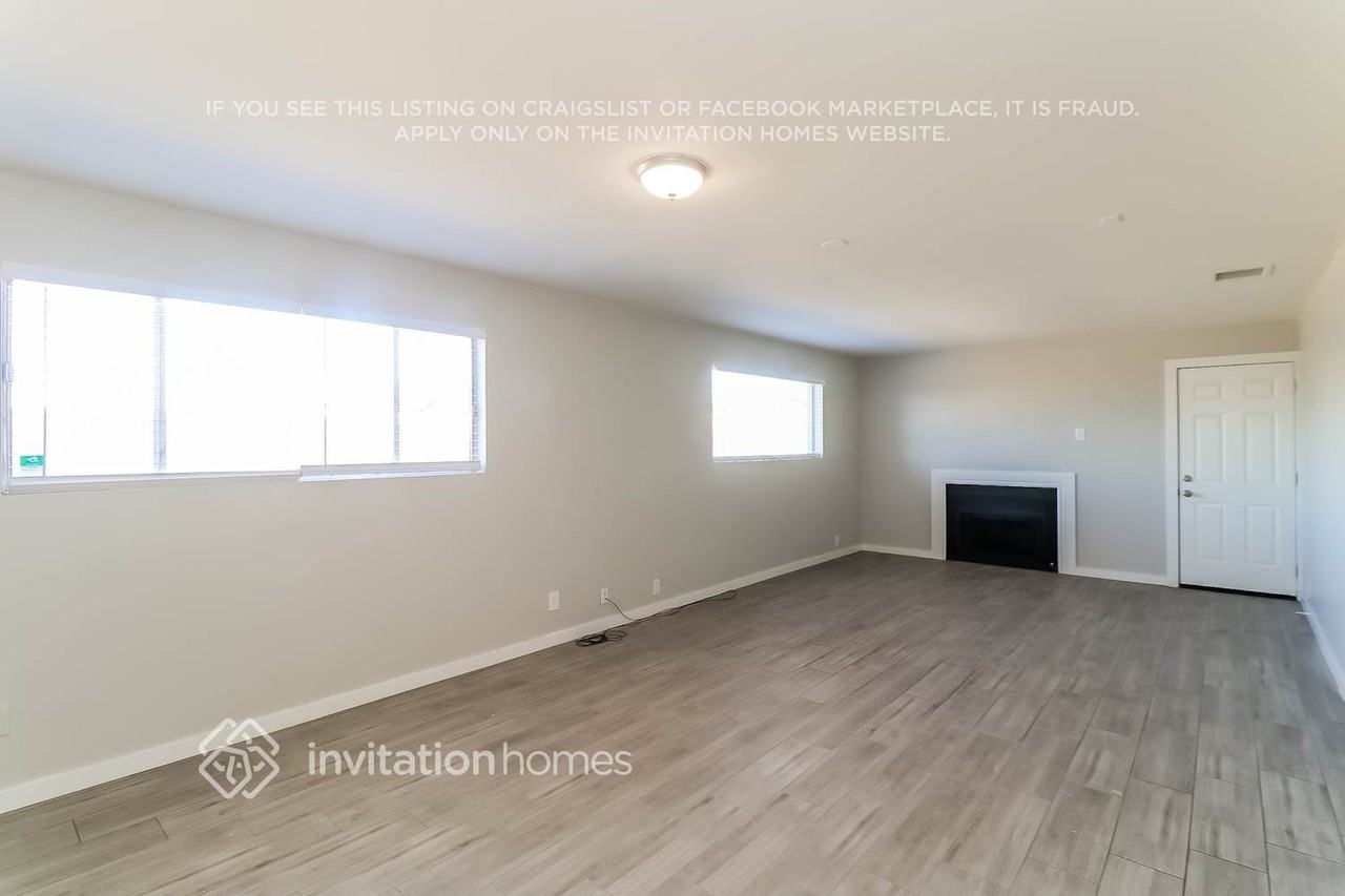2332 W Orchid Ln - Photo 3 of 16