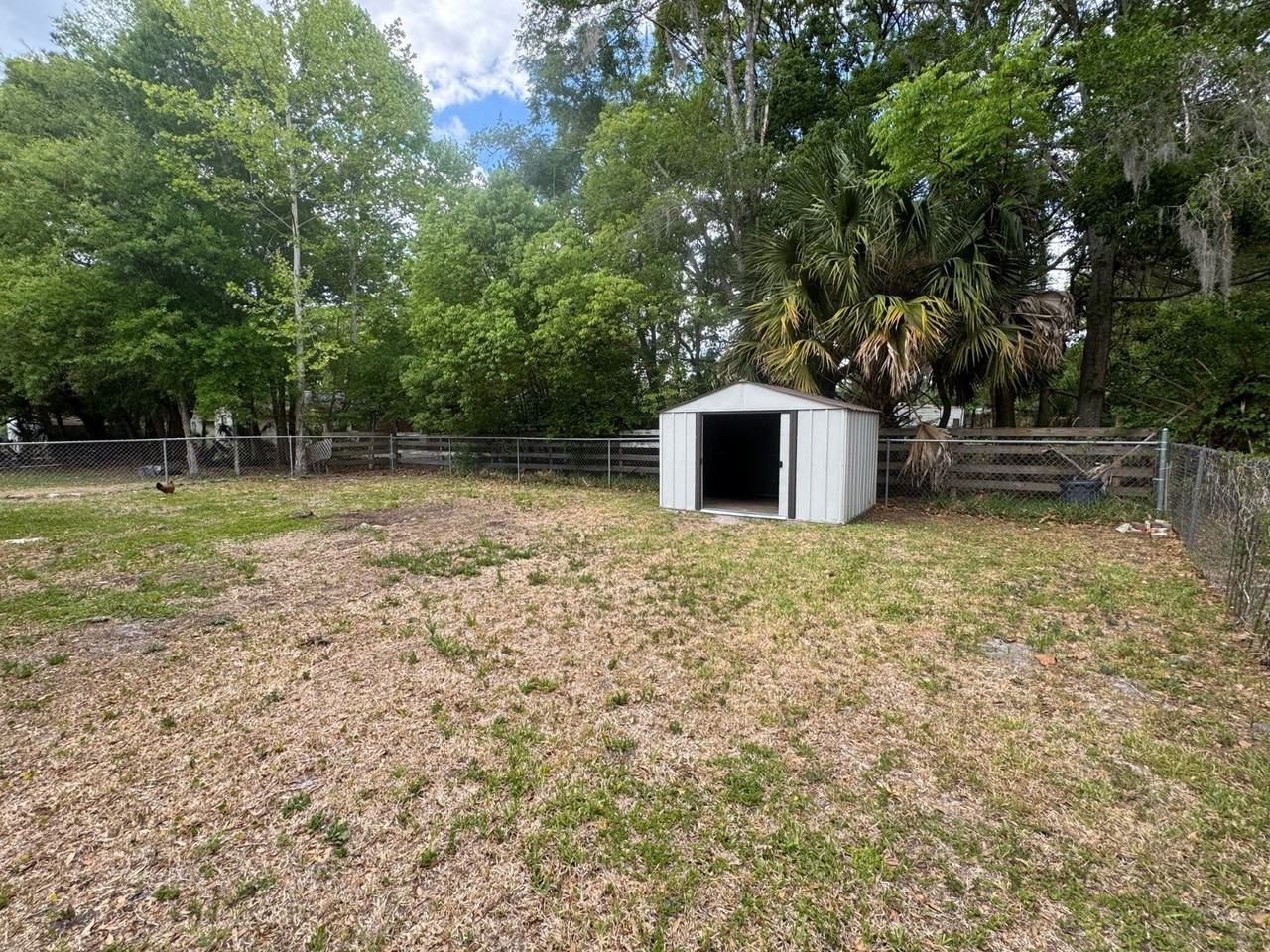 1203 Larry St - Photo 4 of 17
