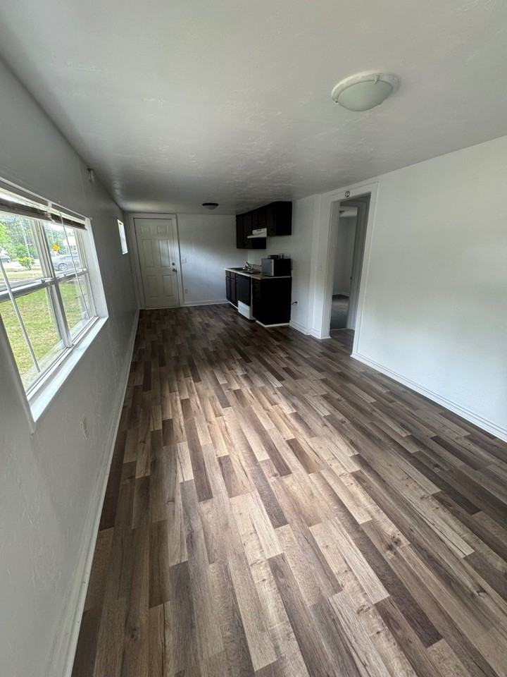 1203 Larry St - Photo 6 of 17