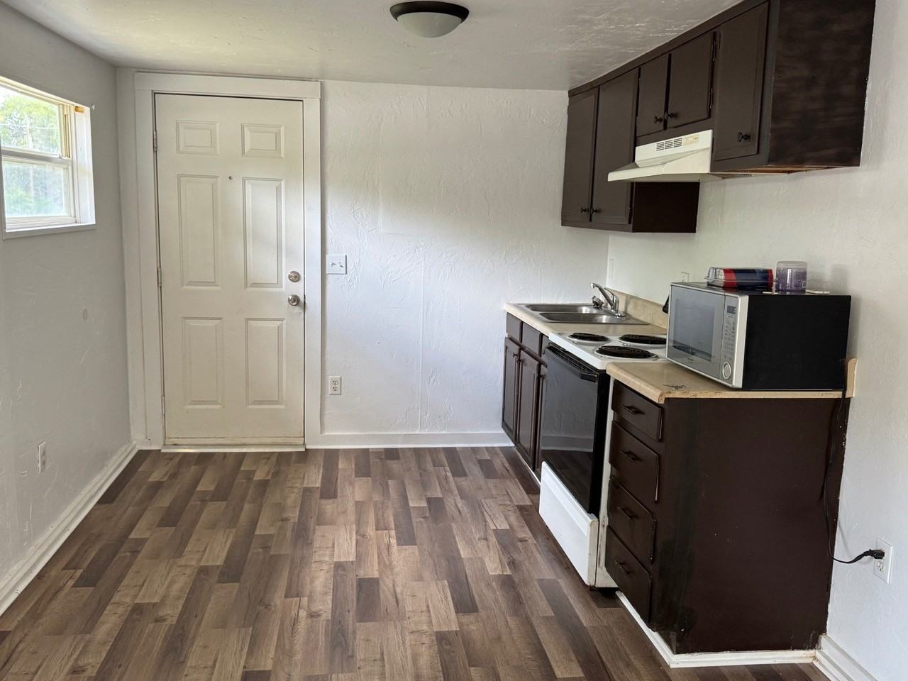 1203 Larry St - Photo 7 of 17