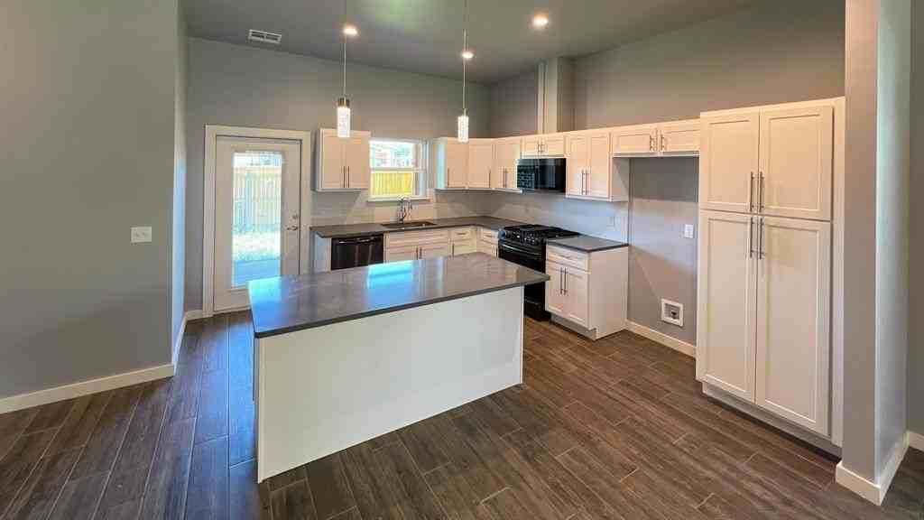605 Remington Ave - Photo 4 of 26