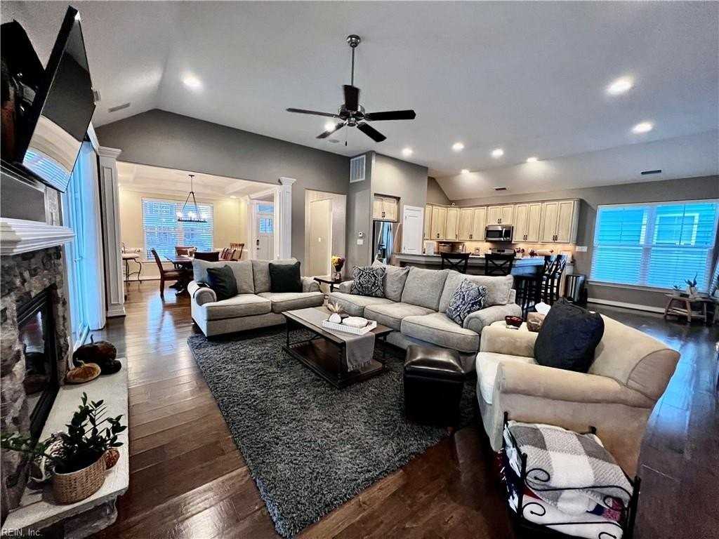 2228 Martlet Ln - Photo 5 of 33