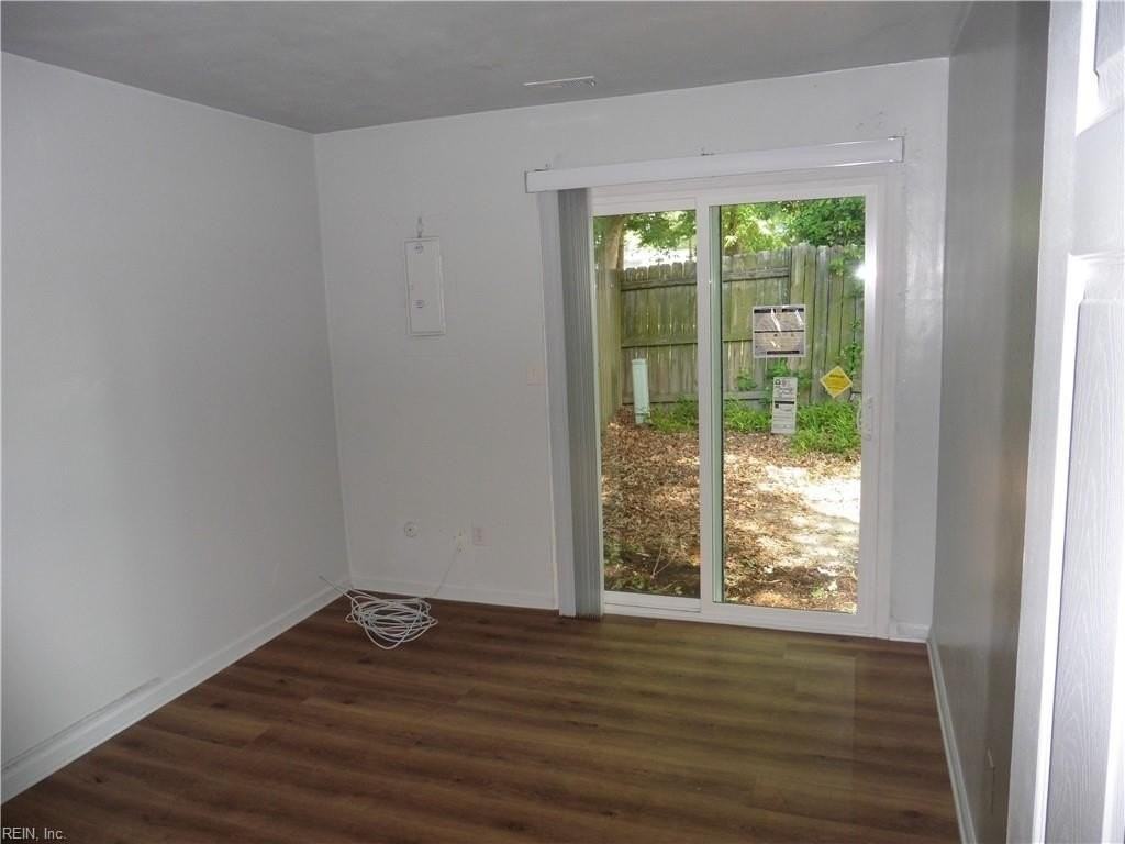 449 Peregrine St - Photo 3 of 15