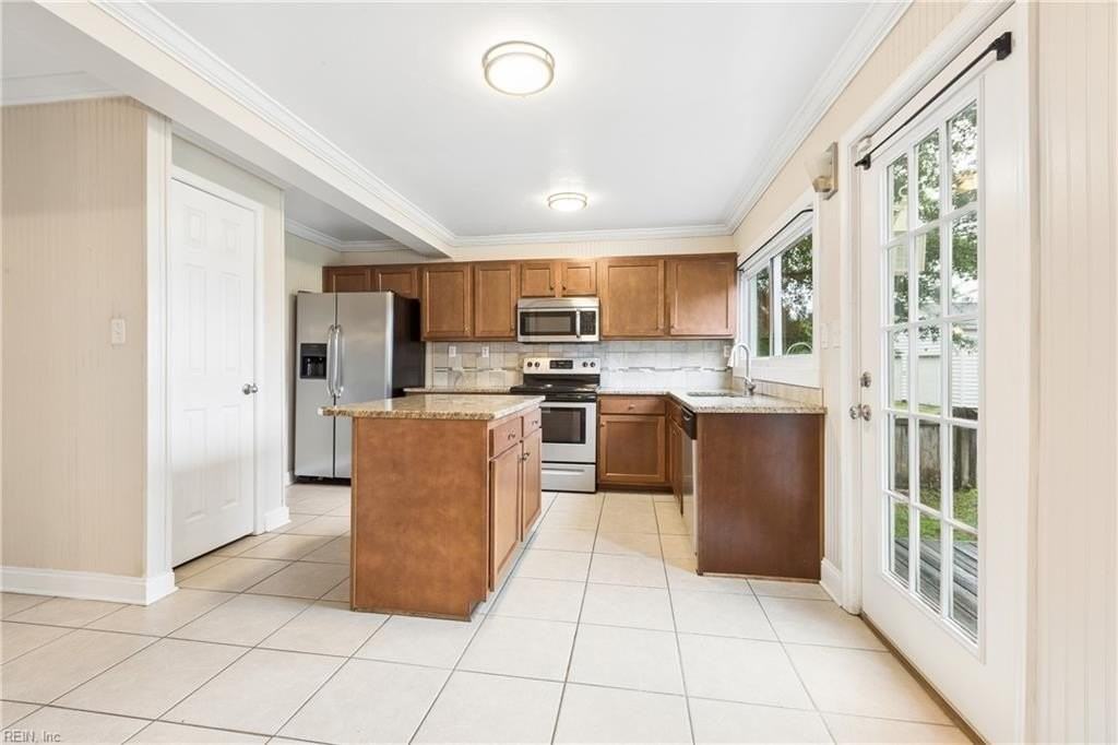 3604 Spottswood Pl - Photo 5 of 36