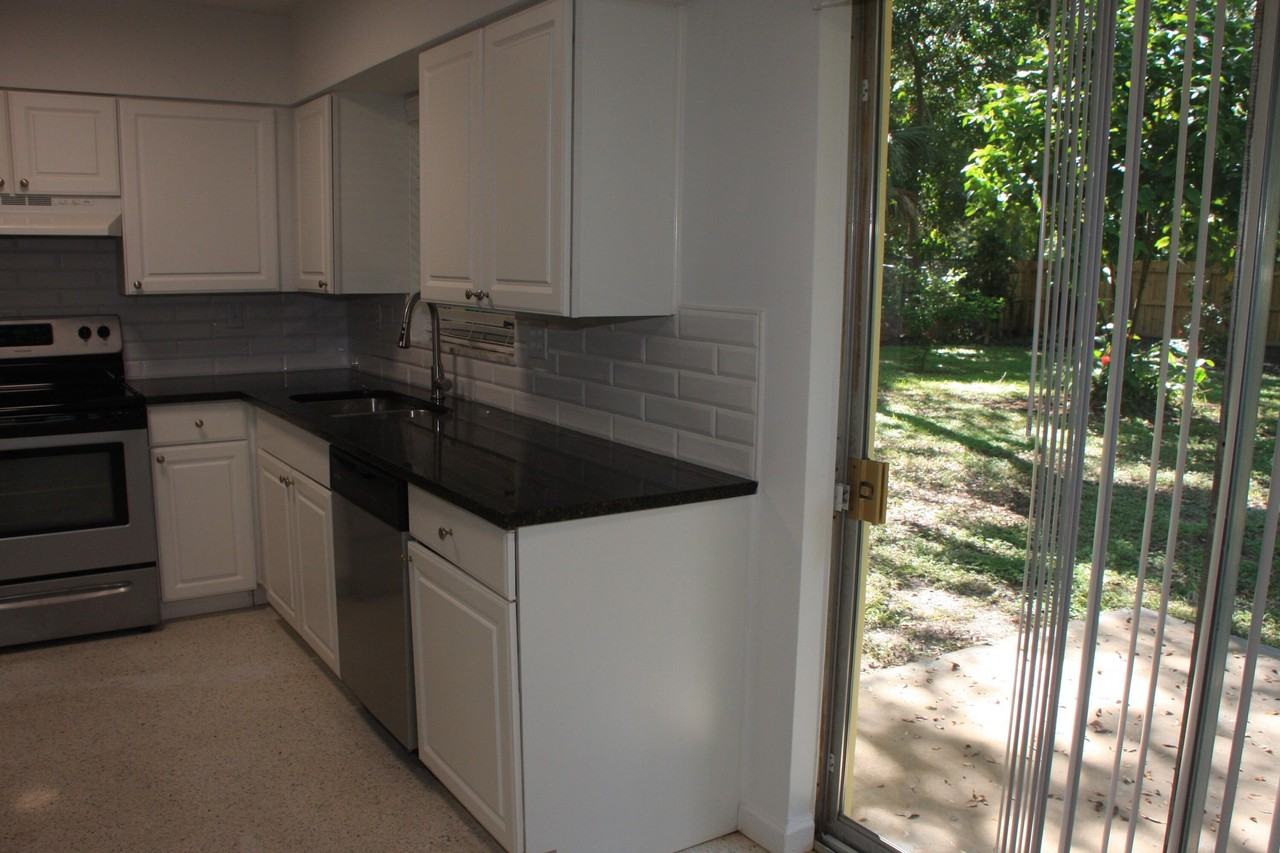 635 18th Pl - Photo 6 of 7