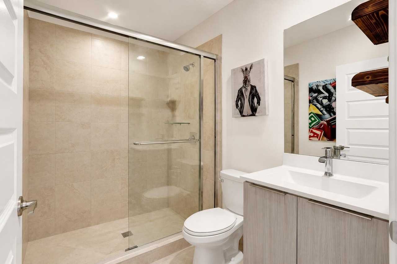 4716 Nw 84th Ct - Photo 5 of 34