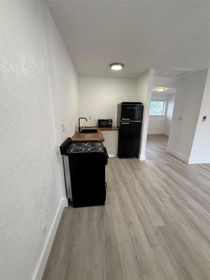 2213 Lincoln St - Photo 2 of 13