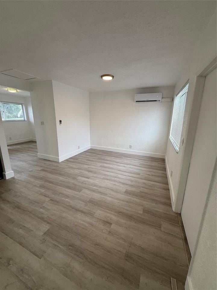 2213 Lincoln St - Photo 3 of 13