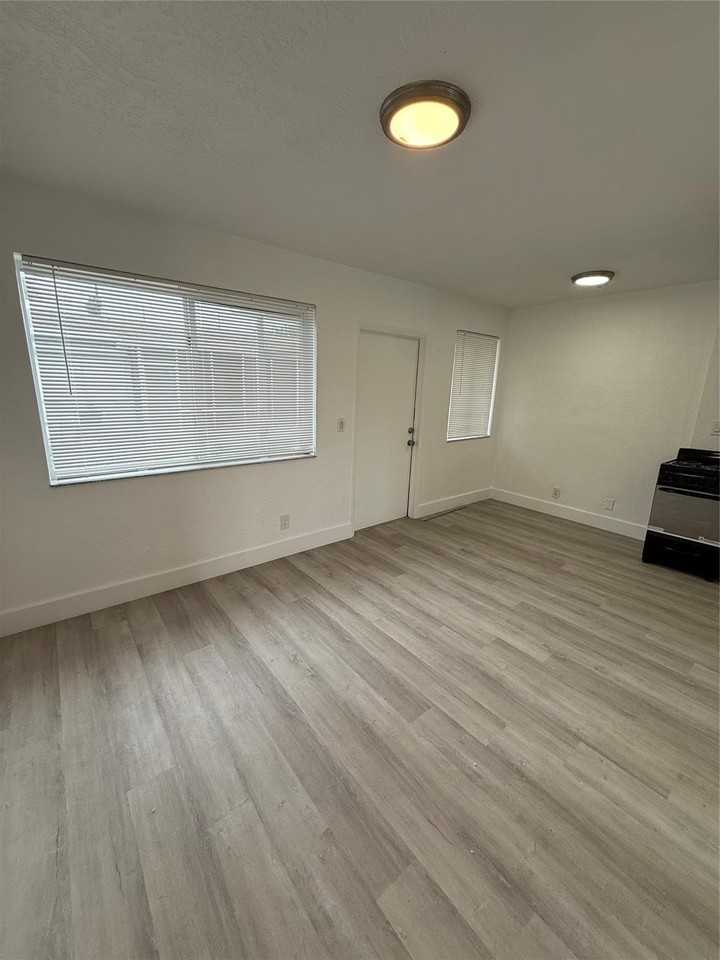 2213 Lincoln St - Photo 5 of 13