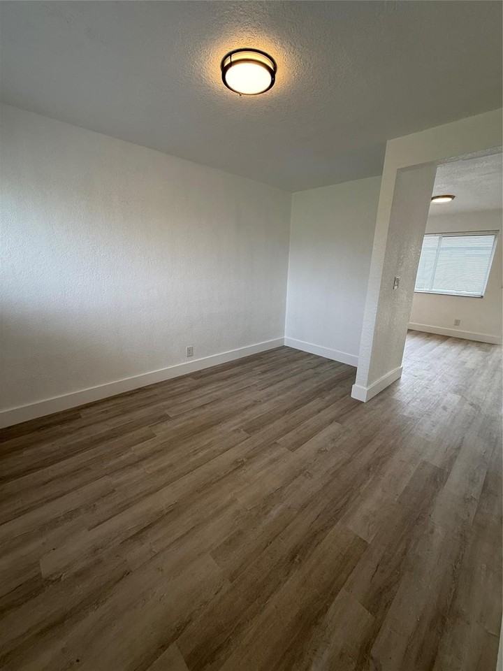 2213 Lincoln St - Photo 6 of 13