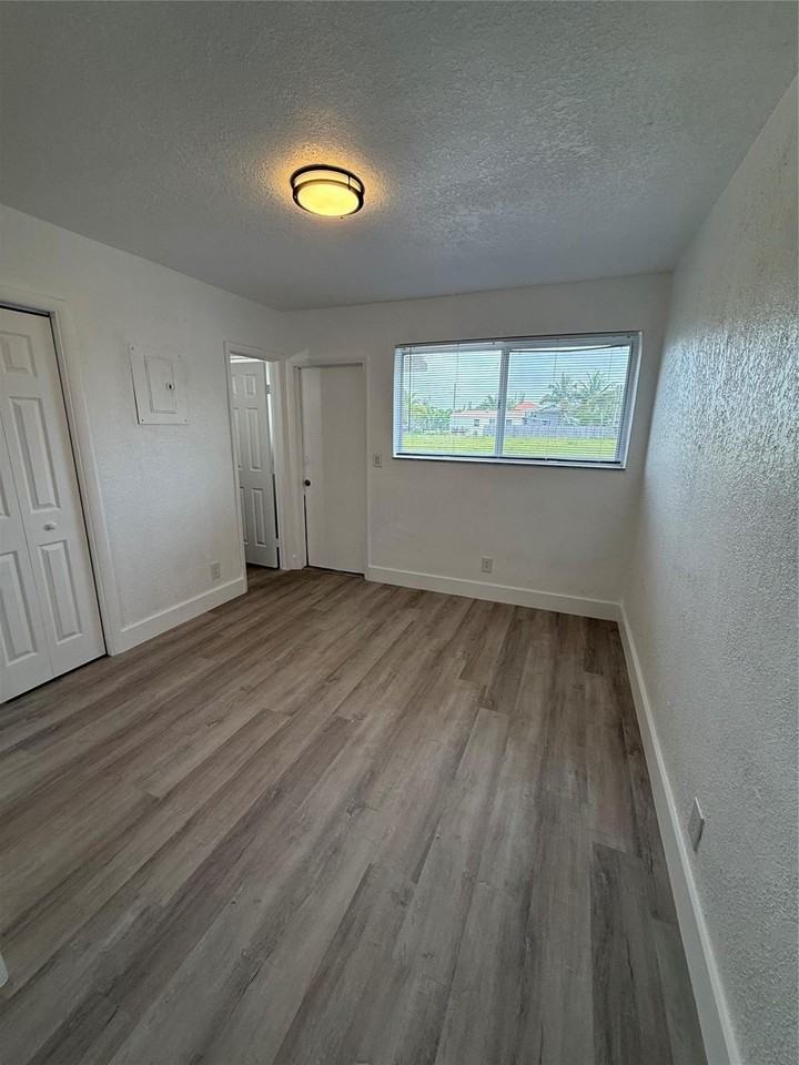 2213 Lincoln St - Photo 7 of 13