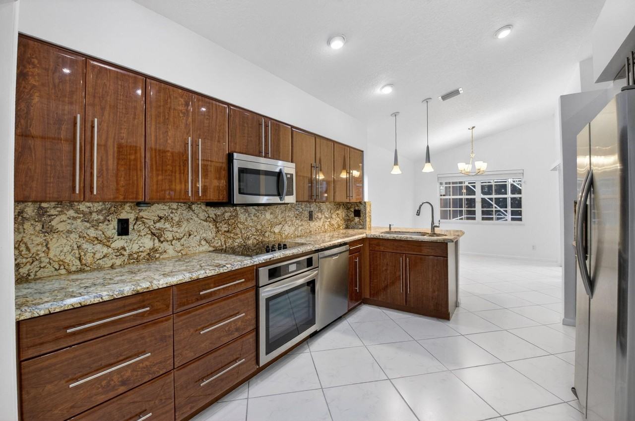 7558 Ironbridge Cir - Photo 3 of 50