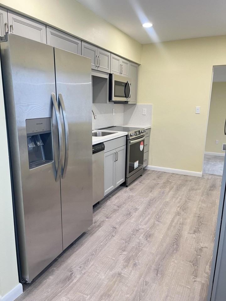 1172 Arizona Ave - Photo 3 of 8