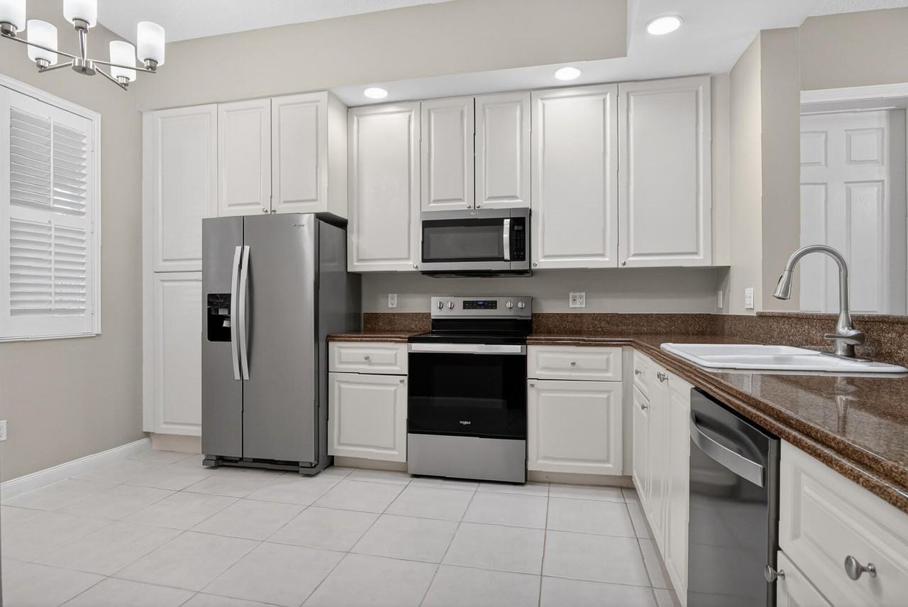 37 Harbour Isle Dr E #106 - Photo 7 of 50