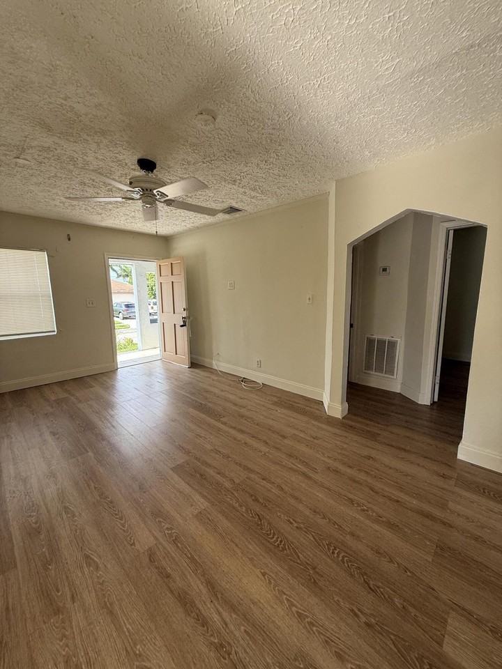 917 W 7th St - Photo 2 of 9