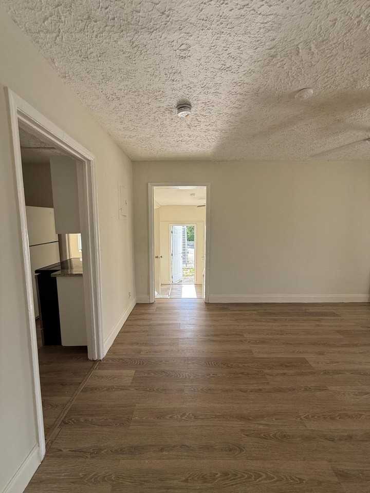 917 W 7th St - Photo 3 of 9