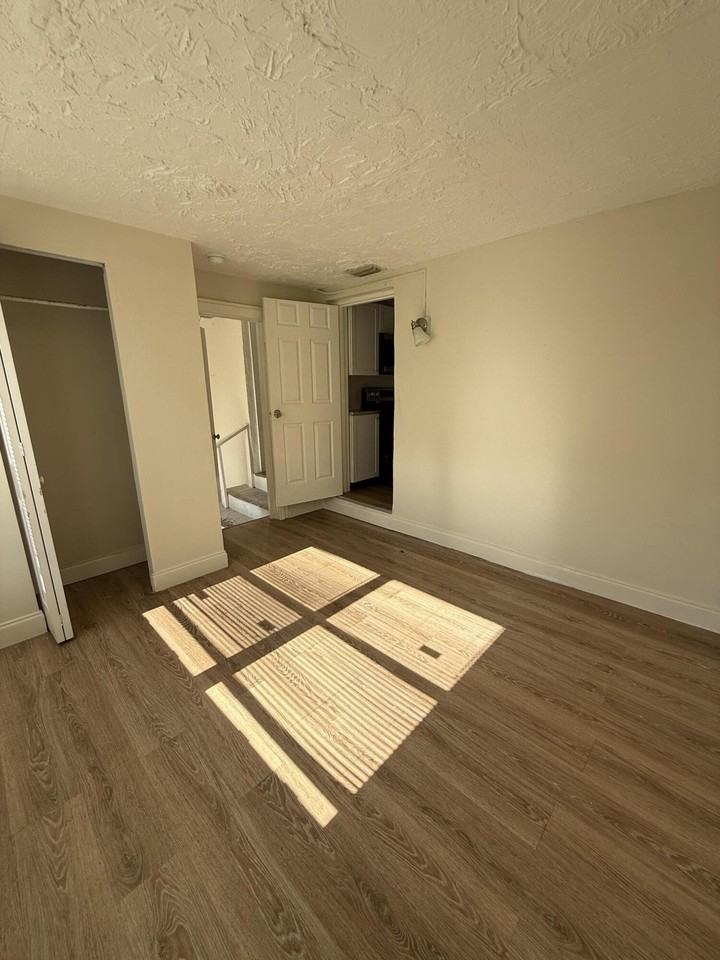 917 W 7th St - Photo 5 of 9