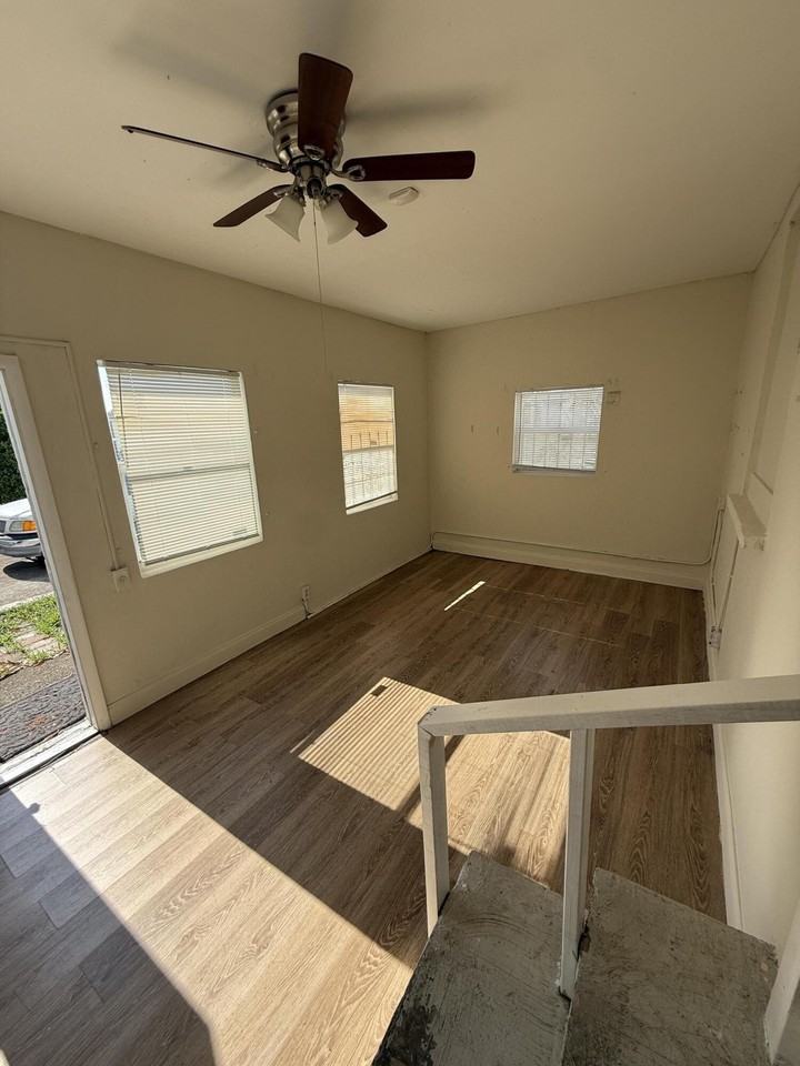 917 W 7th St - Photo 6 of 9