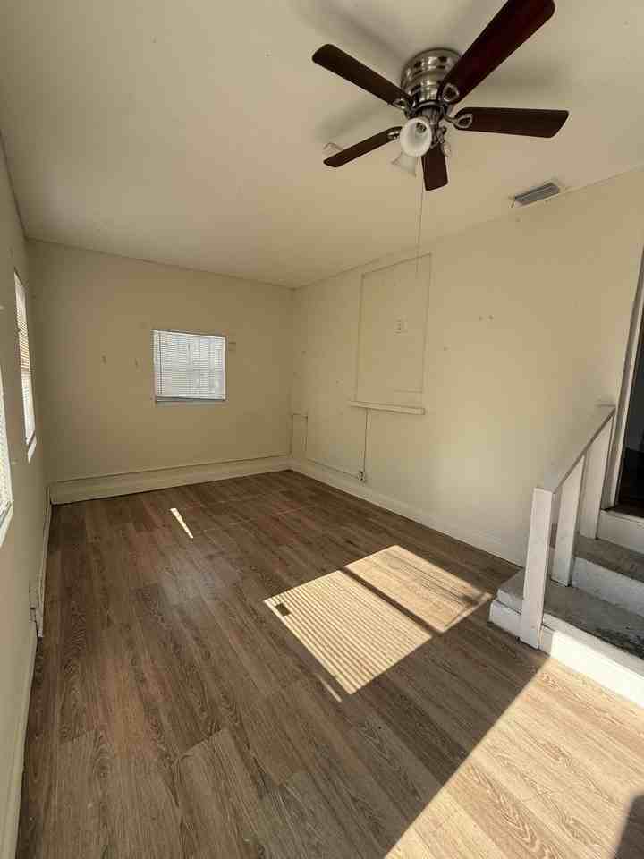 917 W 7th St - Photo 7 of 9