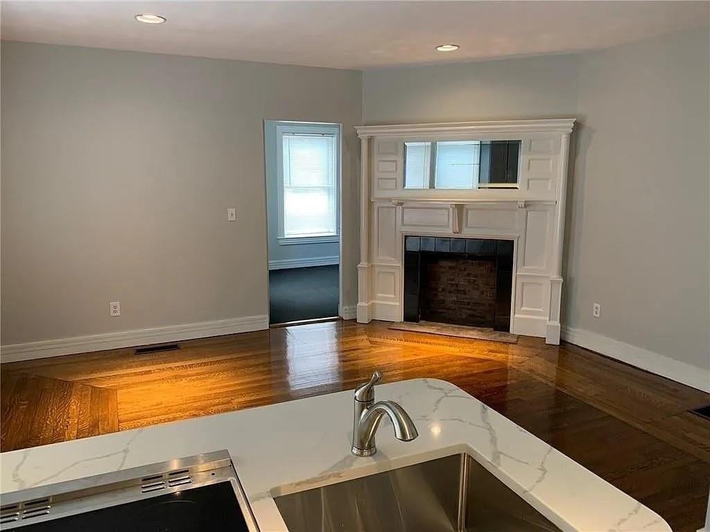 264 Bowen St #1W - Photo 6 of 10