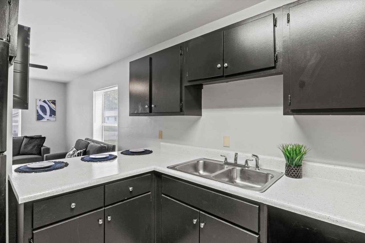 2114 Main St - Photo 5 of 17