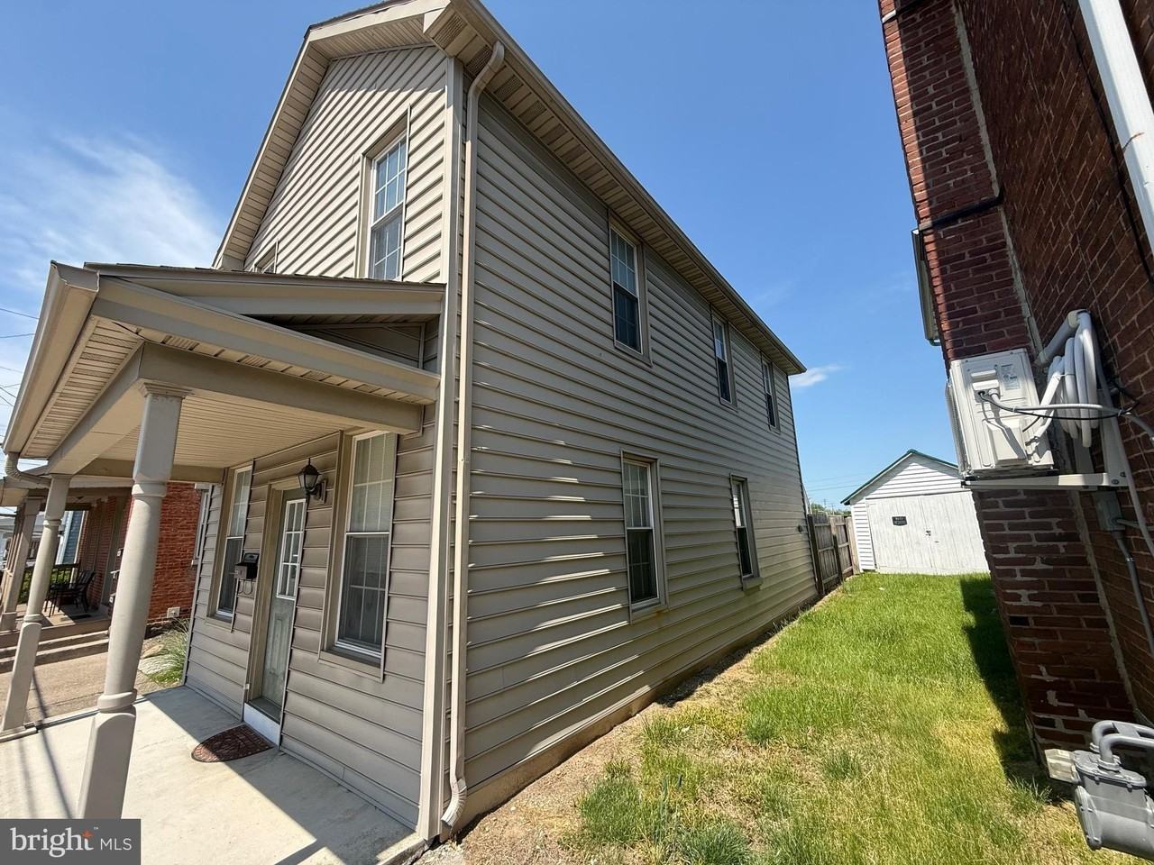219 N Queen St - Photo 2 of 21