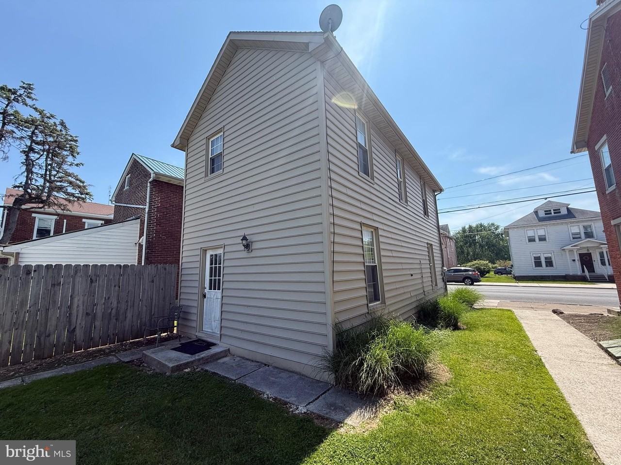 219 N Queen St - Photo 4 of 21