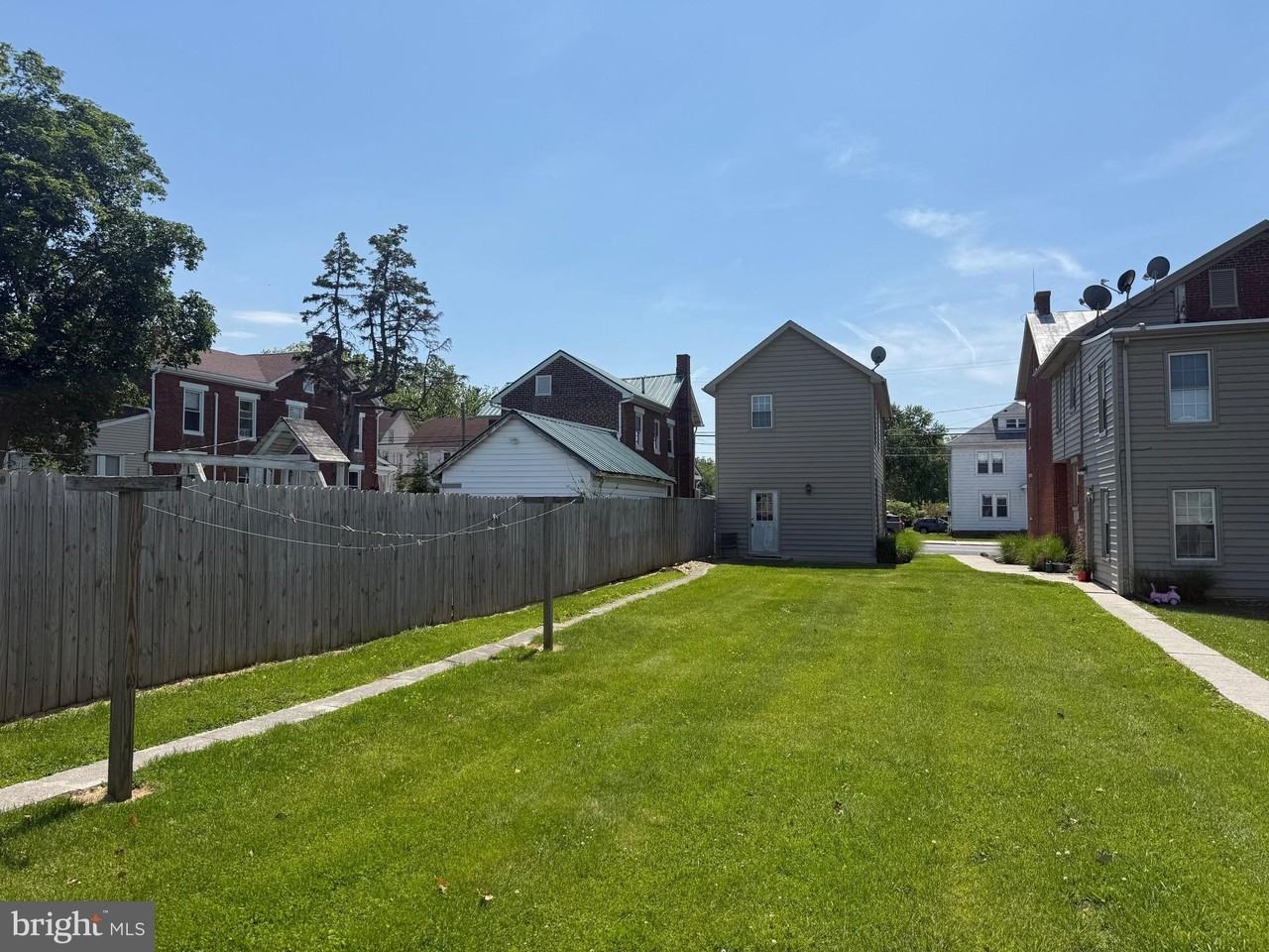 219 N Queen St - Photo 5 of 21