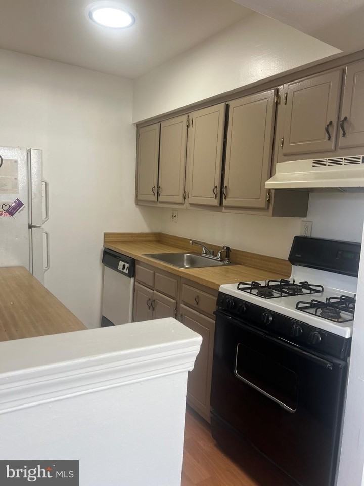 521 Corinthian Ave - Photo 4 of 10