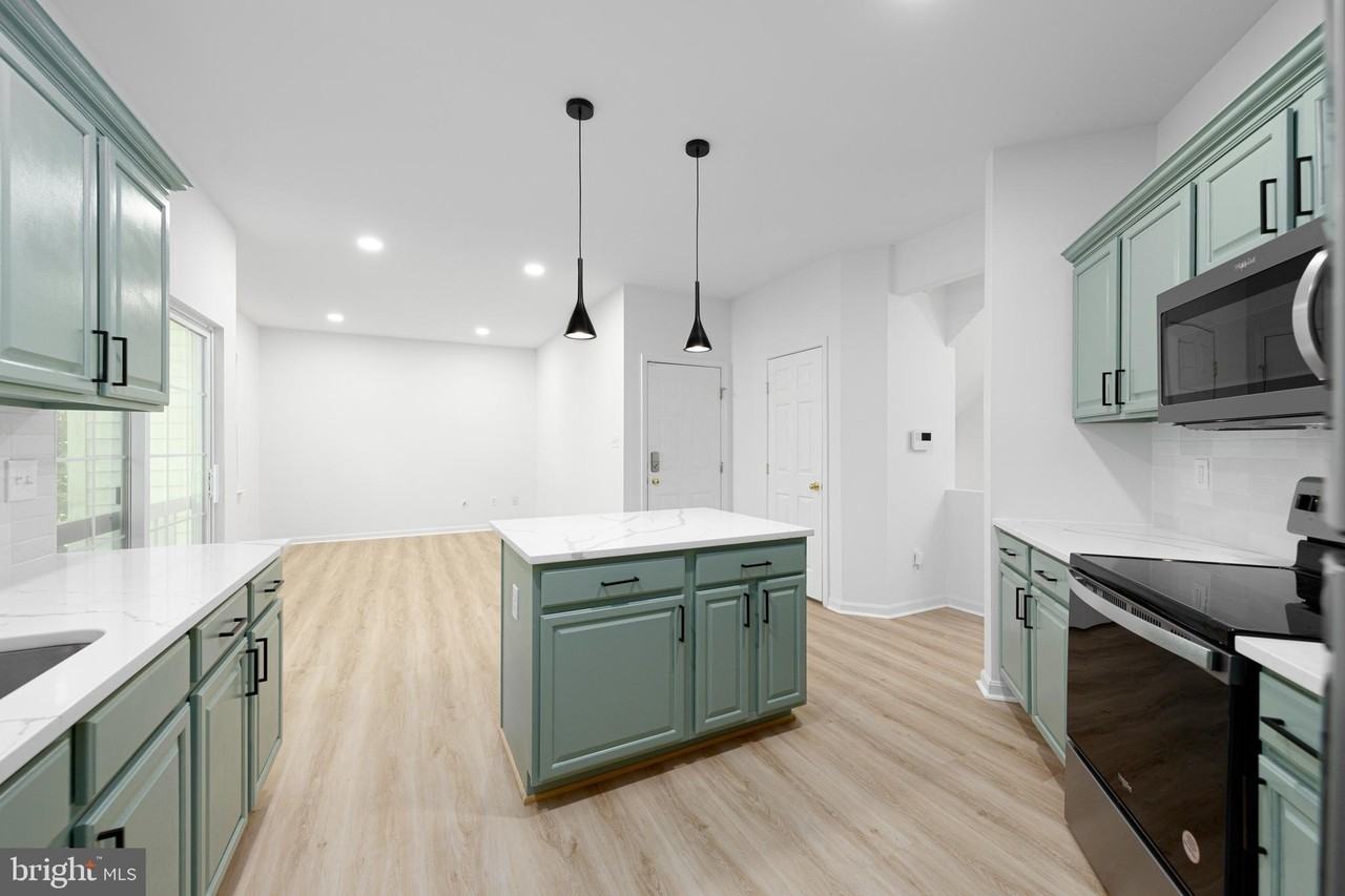 2032 S Langley St - Photo 7 of 33