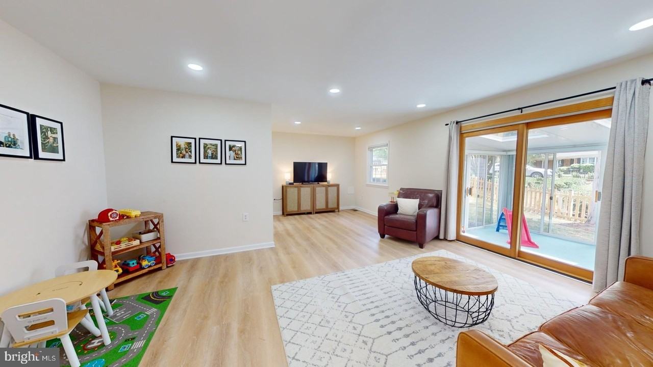 5810 Helmsdale Ln - Photo 4 of 45