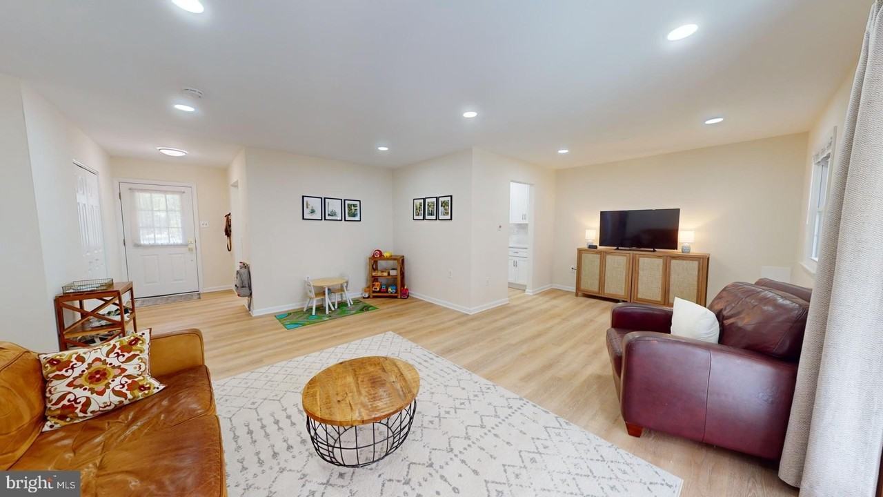 5810 Helmsdale Ln - Photo 5 of 45