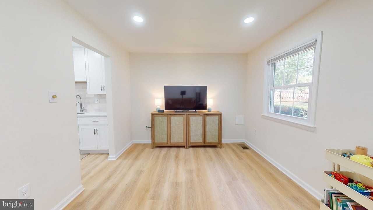 5810 Helmsdale Ln - Photo 6 of 45