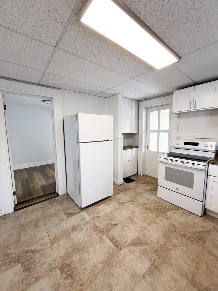 1019 Superior St Lowr #1 - Photo 2 of 19