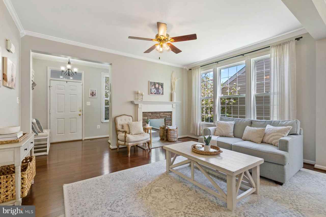 4933 Breeze Way - Photo 3 of 43