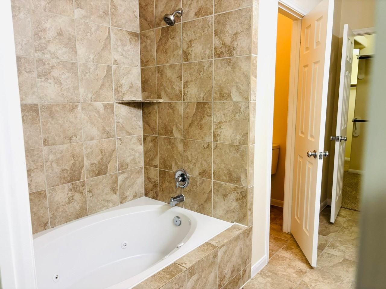 8525 Sunset Loch Dr - Photo 4 of 33