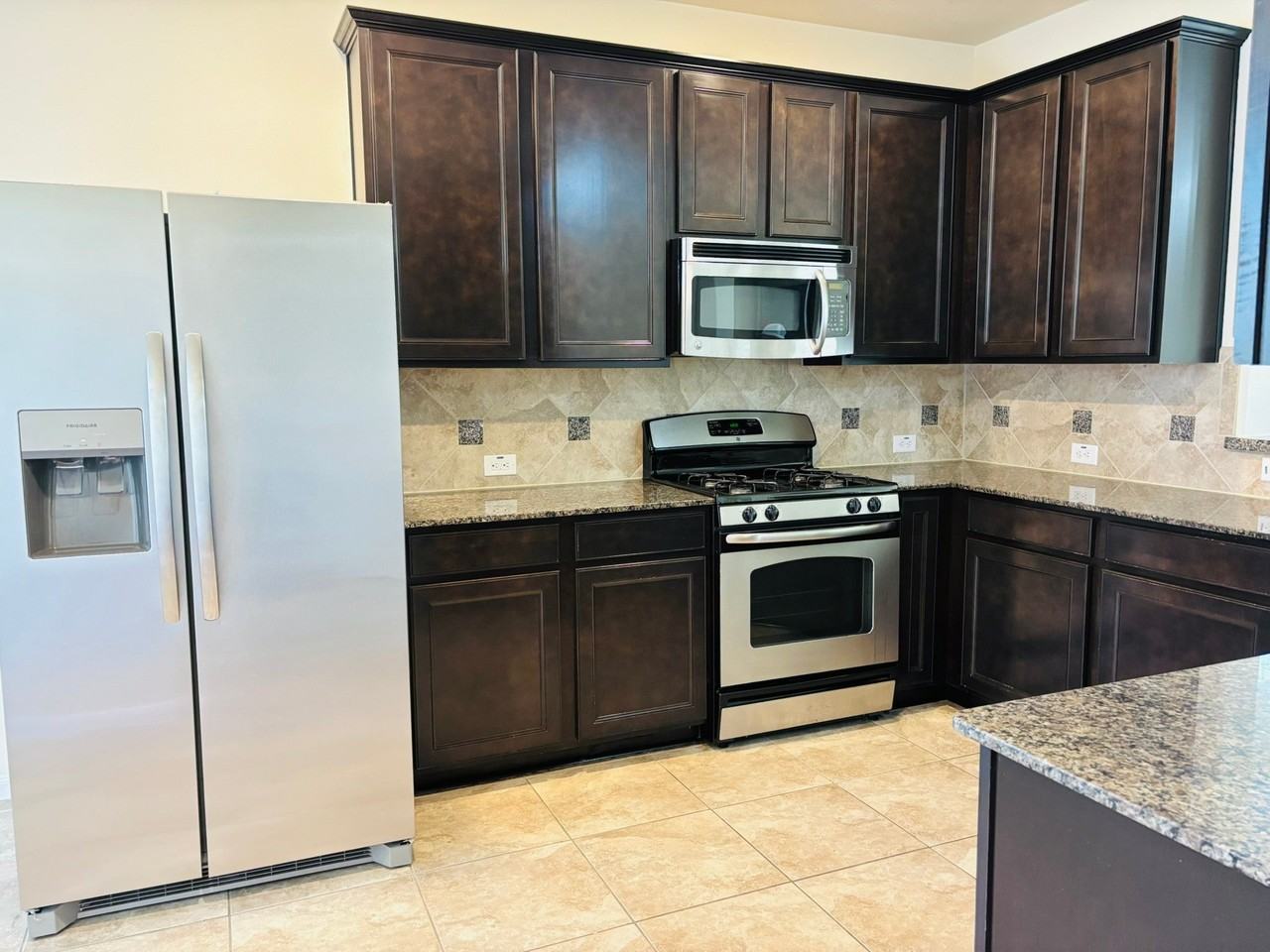 8525 Sunset Loch Dr - Photo 7 of 33