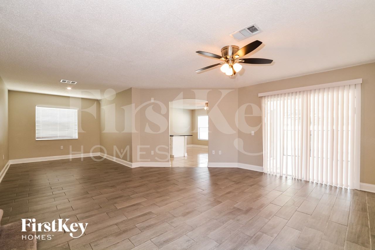 2514 Hamlet Ln - Photo 4 of 16