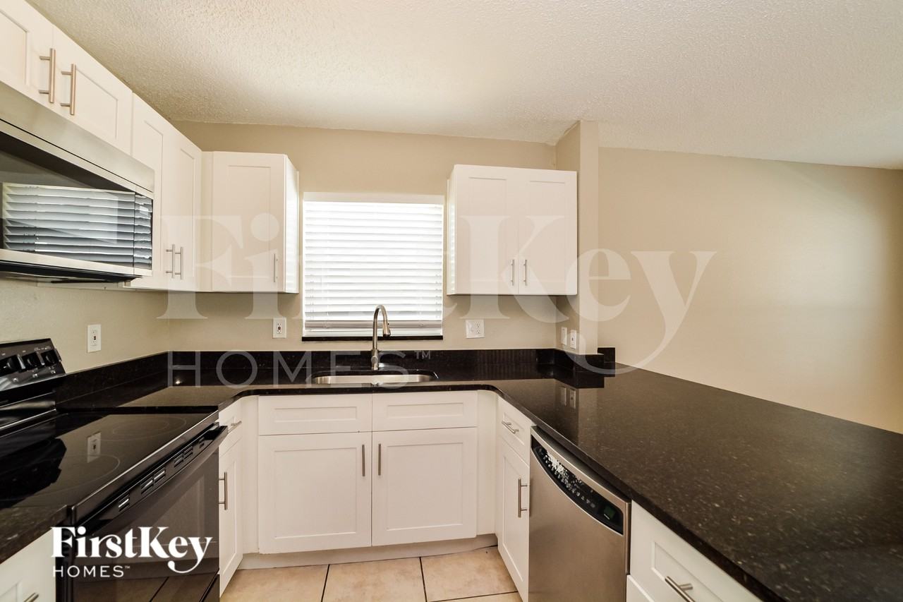 2514 Hamlet Ln - Photo 6 of 16