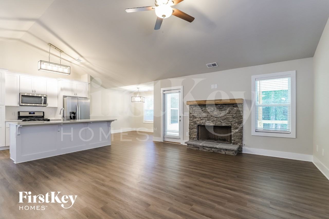 7110 Lawson Dr - Photo 3 of 15