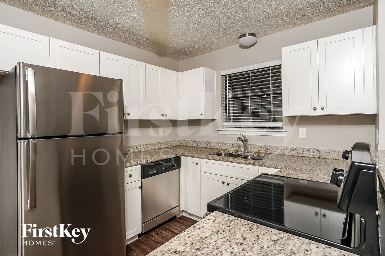 1731 Tudor Dr - Photo 3 of 15