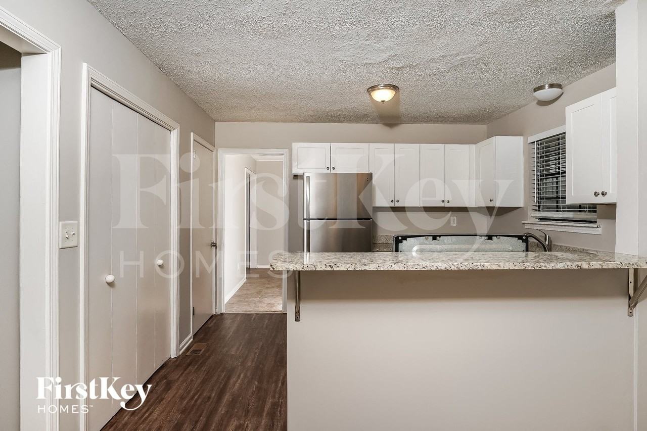 1731 Tudor Dr - Photo 4 of 15