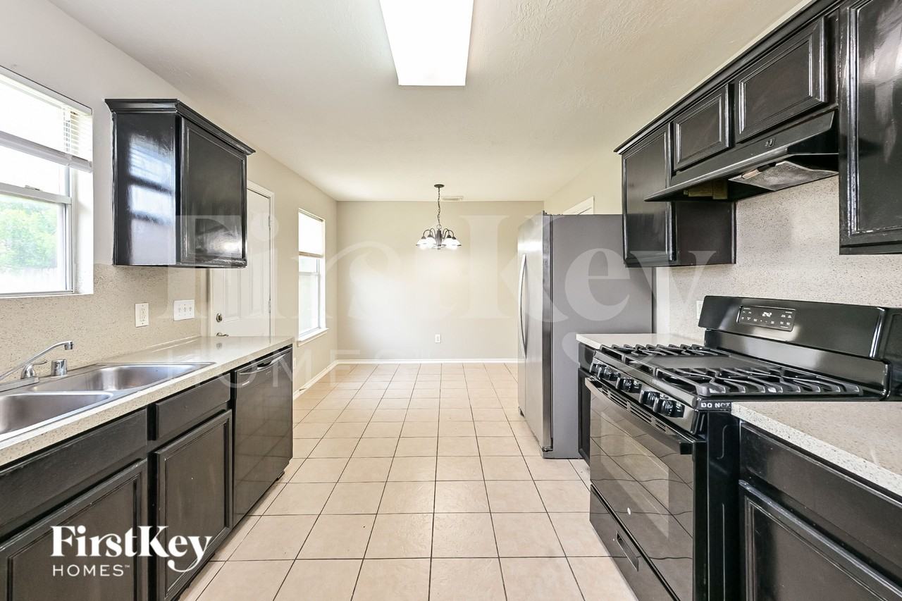 1319 Seagler Pond Ln - Photo 7 of 19