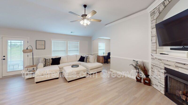 2212 Davenport Ct - Photo 4 of 16