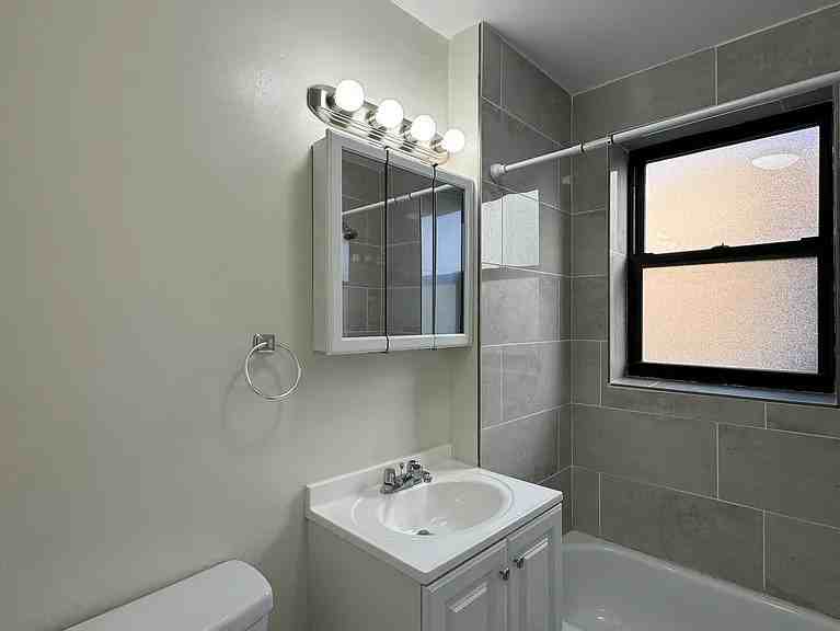 3927 N Clarendon Ave #105 - Photo 2 of 11