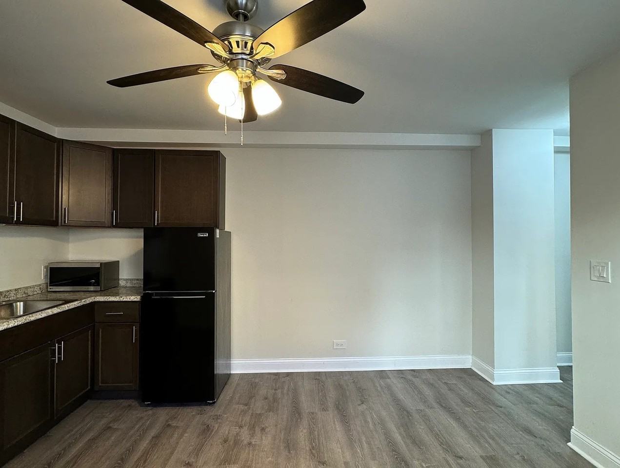 3927 N Clarendon Ave #105 - Photo 4 of 11
