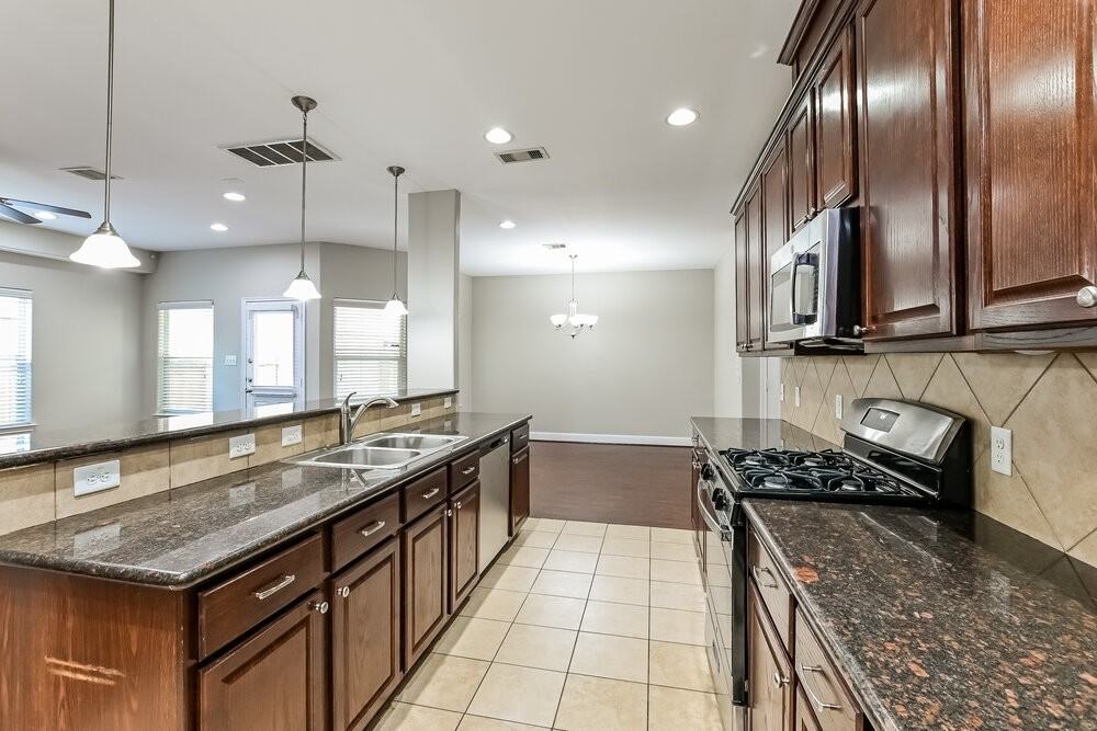 2403 Lacyberry St - Photo 7 of 17