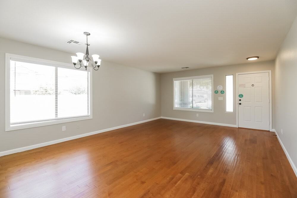 651 E Christopher St - Photo 4 of 16
